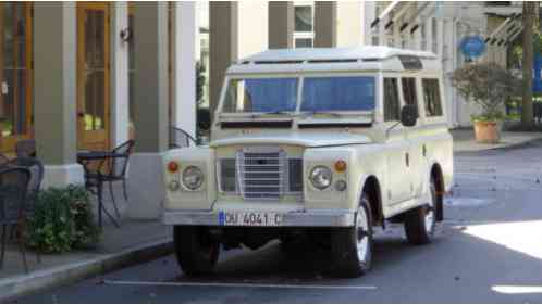 Land Rover Defender 5 door left (1976)