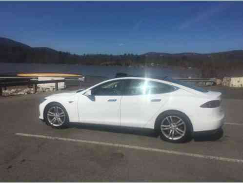 2015 Tesla Model S Premium interior package with grey leather seats
