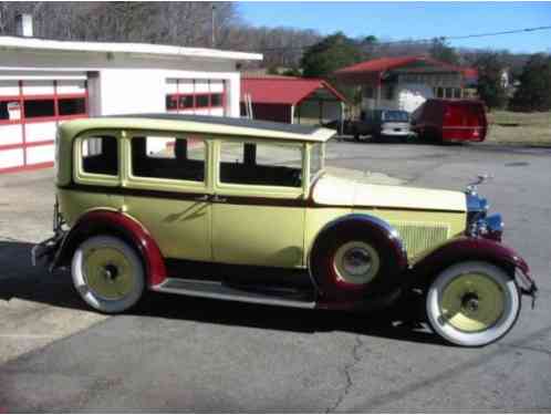 Packard 726 touring sedan standard (1930)