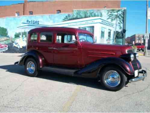 1934 Oldsmobile Custom Cruiser 4-Door