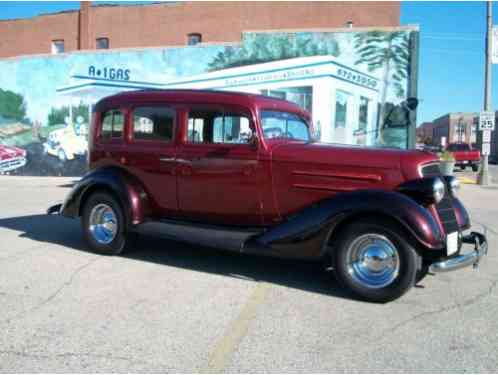 Oldsmobile Custom Cruiser 4-Door (1934)