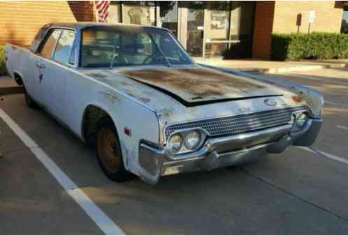 Lincoln Continental 4 door sedan / (1961)