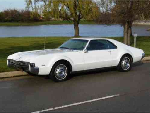 Oldsmobile Toronado Deluxe (1966)