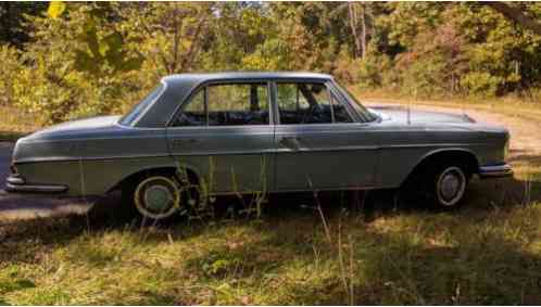 Mercedes-Benz 200-Series base (1967)