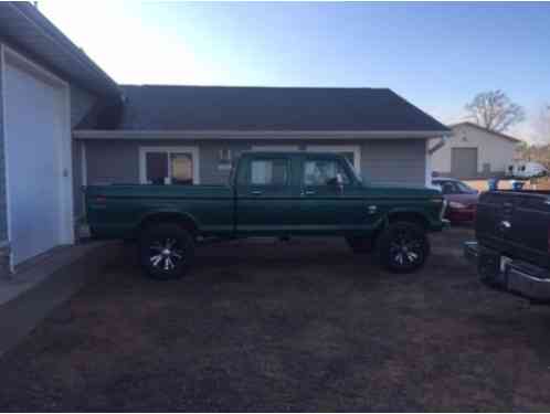 Ford F-250 Custom crew cab (1975)