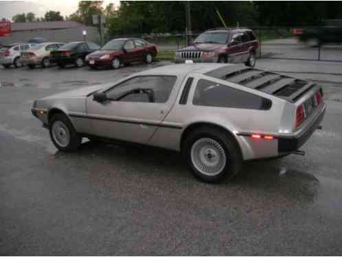 1981 DeLorean DMC-12 GRAY LEATHER