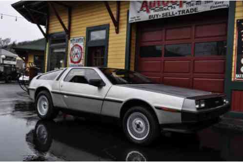 DeLorean DMC-12 -- (1983)