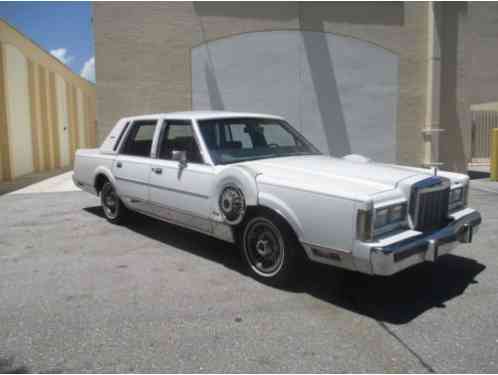 Lincoln Town Car WHITE (1985)