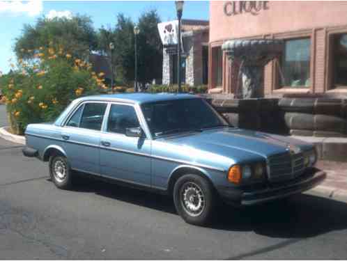 Mercedes-Benz 300-Series Base Sedan (1985)