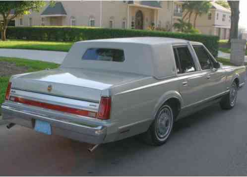 Lincoln Town Car Base Sedan 4-Door (1988)