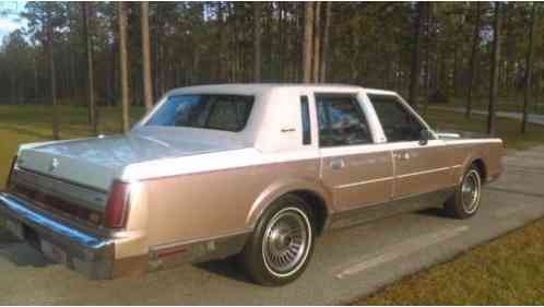 Lincoln Town Car Signature 4dr (1988)
