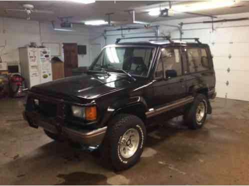 Isuzu Trooper RS Sport Utility (1989)