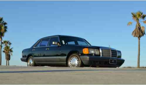 Mercedes-Benz 400-Series Base Sedan (1990)