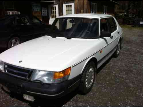 Saab 900 900S 4 door sedan (1993)