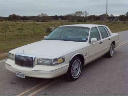 Lincoln Town Car Signature Sedan (1996)