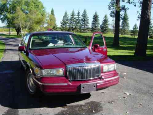 1996 Lincoln Town Car Signature Sedan 4-Door