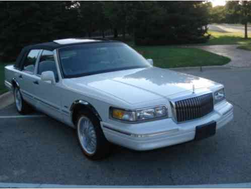 Lincoln Town Car Signature Sedan (1996)