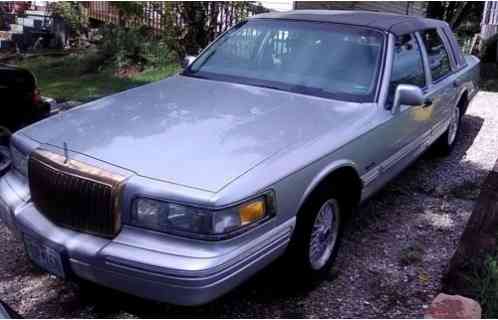 1997 Lincoln Town Car Gold