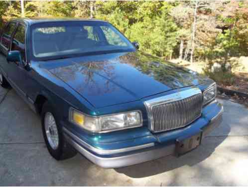 1997 Lincoln Town Car Signature Sedan 4-Door