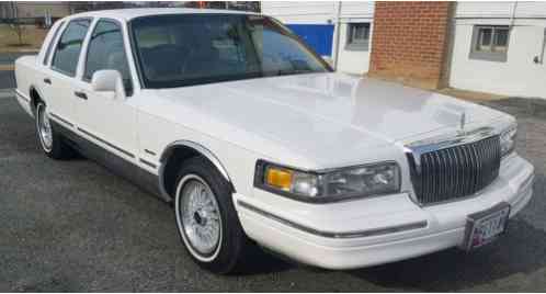 Lincoln Town Car Signature Sedan (1997)