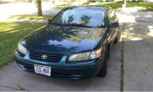 Toyota Camry XLE Sedan 4-Door (1998)