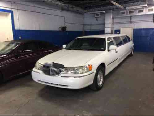 2000 Lincoln Town Car Signature Sedan 4-Door