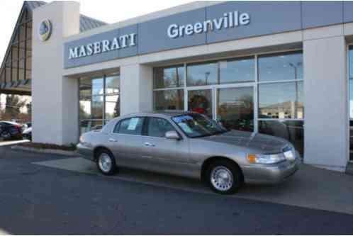 Lincoln Town Car Executive Sedan (2001)