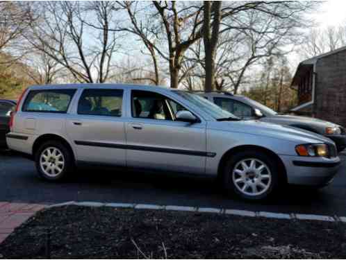 Volvo V70 Base Wagon 4-Door (2001)