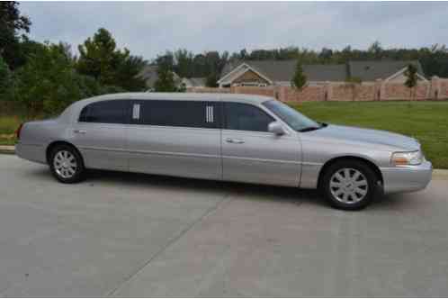 2003 Lincoln Town Car Limo