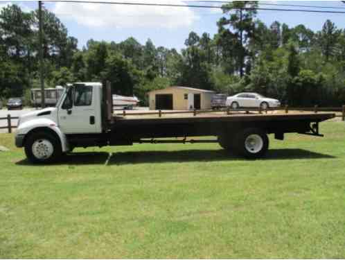 International 4200 Flatbed Truck (2004)