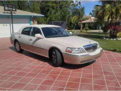 Lincoln Town Car 4 door sedan (2004)