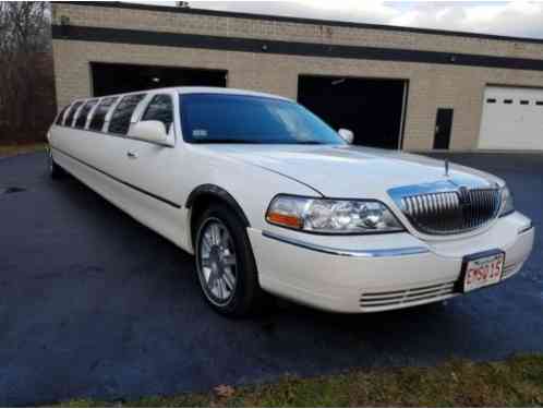 Lincoln Town Car Limousine (2004)