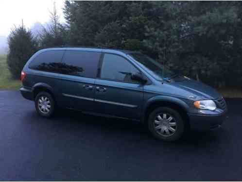 2005 Chrysler Town & Country touring