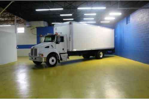 2005 Kenworth T300 26 foot box with lift gate WHITE