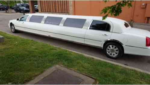 Lincoln Town Car Limousine (2005)