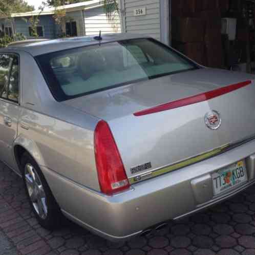 Cadillac DTS 4 door sedan (2006)