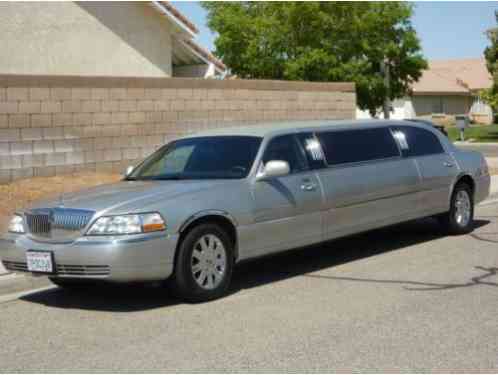 2006 Lincoln Town Car Limo