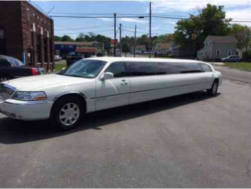 2006 Lincoln Town Car limousine