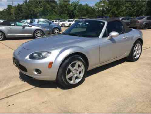 Mazda MX-5 Miata 2dr Convertible (2006)