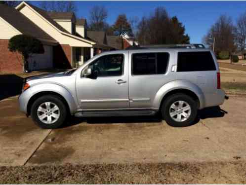 2006 Nissan Pathfinder LE Sport Utility 4-Door