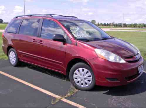 Toyota Sienna LE Mini Passenger Van (2006)