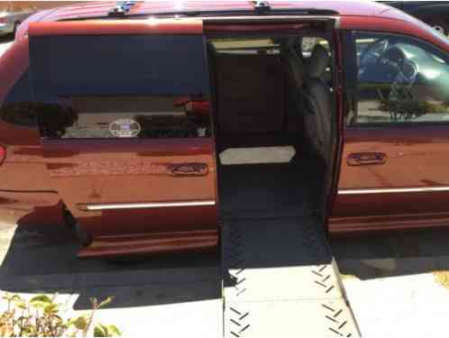 2007 Chrysler Town & Country Touring 3. 8L V6 Minivan Wheelchair