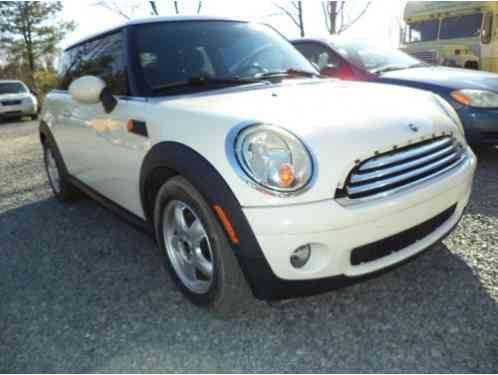 Mini Cooper Base Hatchback 2-Door (2007)