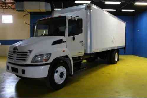 Hino 338 22ft Box Truck w/ Lift (2009)