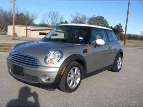 Mini Cooper Base Hatchback 2-Door (2009)