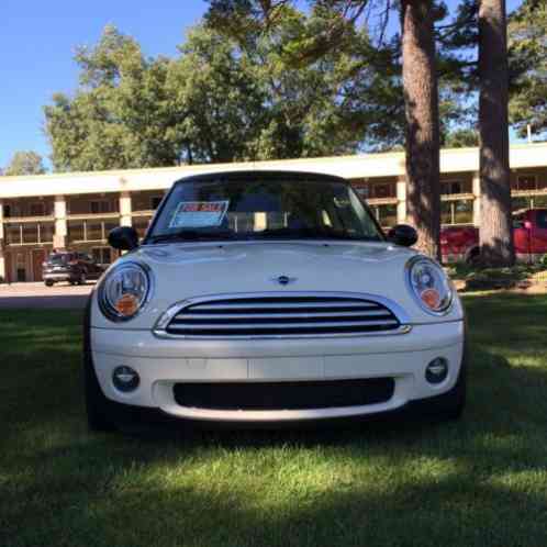 Mini Cooper Base Hatchback 2-Door (2010)