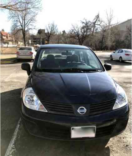 Nissan Versa Base/S (2010)