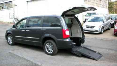 Chrysler Town & Country WHEELCHAIR (2011)