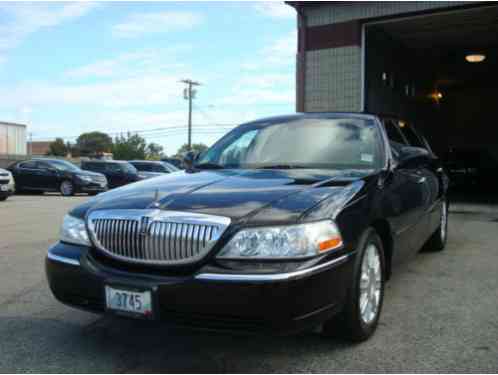 2011 Lincoln Town Car Executive L Limousine 4-Door