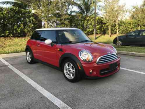 Mini Cooper Base Hatchback 2-Door (2012)